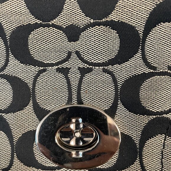 COACH Hamptons Signature Satchel - Picture 5 of 6